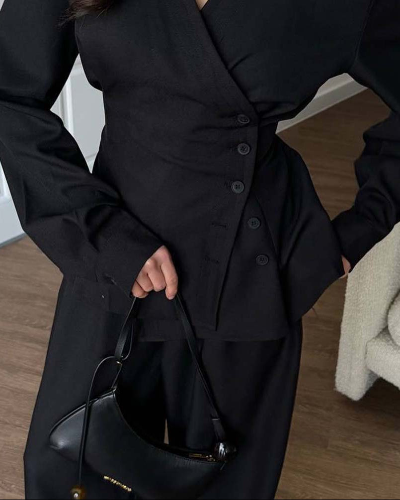 Ensemble Tailleur Chic : Veste Croisée Asymétrique & Pantalon Large – Élégance & Modernité
